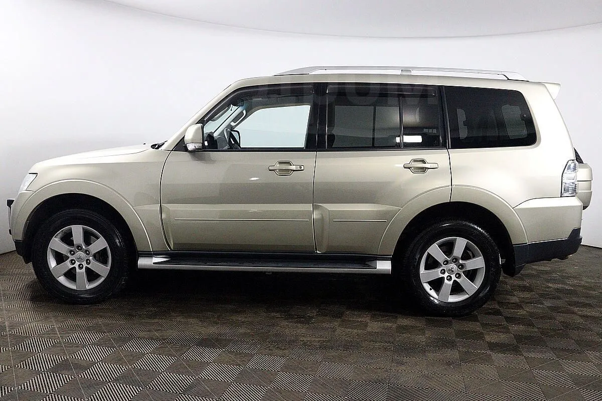 Mitsubishi Pajero Image 8